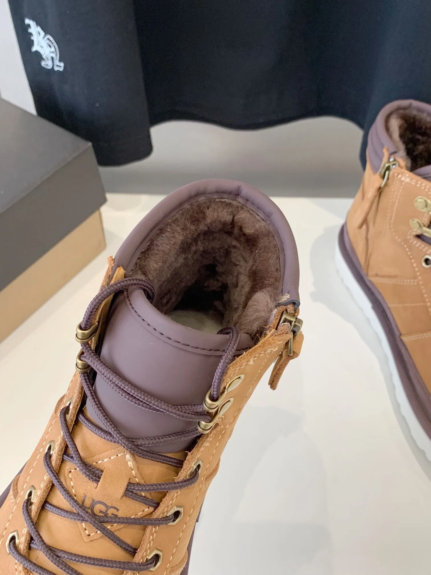 💰 [UGG] P: 660💰 Men's model. Size: 39-44 𝐔gg 1122170 Side zipper Highlander men's shoes. Men's sheepskin lining imported from Australia. The sole is light wing technology outsole. The upper foot is very comfortable. Men's snow boots are ok for husband and dad. High-end atmosphere. Available in three colors: maroon, dark brown, olive green.